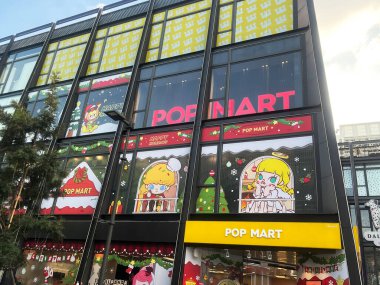 Pop Mart 'ın güzel bir mağazası, Çin' den gelen sevimli oyuncak, kör kutu gizemli kutu Siam Square Bangkok caddesindeki mağazanın vitrininde şirin tasarım karakterleri Noel süslemeleri sırasında.