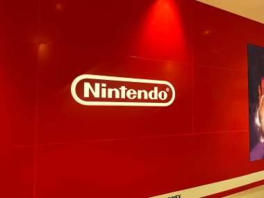 Synnex tarafından Siam Paragon 'daki Nintendo Otoriter Mağazası' nın logosu. Tayland 'daki oyunlarla, karakter bebekleriyle, oyun aksesuarlarıyla dolu ilk ünlü Nintendo mağazası.