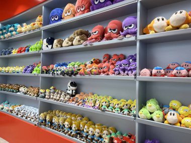 Mario, Luigi, Bowser, Toad, Yoshi, Princess Peach gibi Nintendo 'daki Super Mario Bros oyunundan pek çok sevimli pelüş bebek karakteri Paragon alışveriş merkezindeki Nintendo yetkili mağazasında sergileniyor.