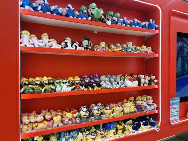 Mario, Luigi, Bowser, Toad, Yoshi, Princess Peach gibi Nintendo 'daki Super Mario Bros oyunundan pek çok sevimli pelüş bebek karakteri Paragon alışveriş merkezindeki Nintendo yetkili mağazasında sergileniyor.