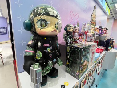 Sanat oyuncakları mega uzay Molly Pop Mart kör kutusundan% 1000 koleksiyon Hong Kong sanatçısının sevimli oyuncak tasarımı Japonya 'nın Harajuku kentindeki Popmart mağazasındaki ayna cam rafta sergileniyor.