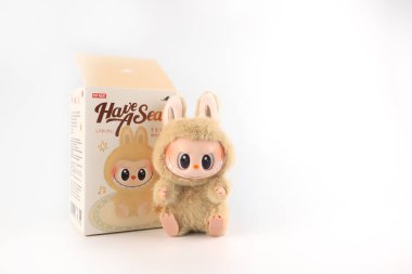 Sanat oyuncakları Labubu anahtar zinciri sürüm 2 koleksiyonu Pop Mart 'ın kör kutusundan toplanabilir sevimli oyuncaklar yeni sürüm sırasında Popmart bayrak mağazasında beyaz raf paket arka planında sergilenir 