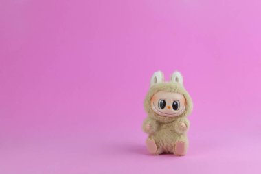 Sanat oyuncakları Labubu anahtarlık koleksiyonu Pop Mart 'ın kör kutusundan toplanabilir sevimli oyuncaklar Pop Mart bayrak mağazasının arka planında yeni tanıtım etkinliği labubu macaron bebeği sırasında sergileniyor.