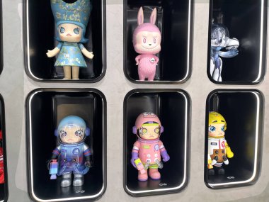 Sanat oyuncakları mega uzay Molly Pop Mart kör kutusundan% 1000 koleksiyon Hong Kong 'lu sanatçının sevimli oyuncak tasarımı Noel tanıtım etkinliği sırasında Popmart mağazasındaki güzel tasarım rafında sergilenecek.