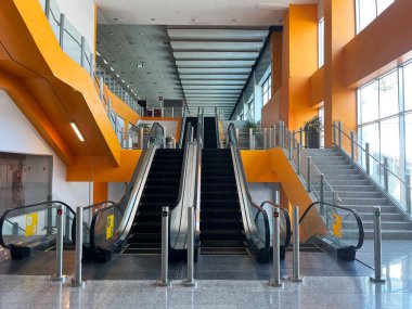 Bitec Buri fuar salonundaki asansör yerine sergi salonu binasında inip çıkmak için yürüyen merdiven.