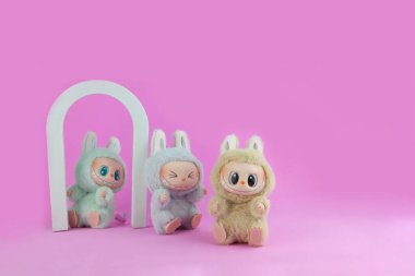 Sanat oyuncakları Labubu anahtarlık koleksiyonu Pop Mart 'ın kör kutusundan toplanabilir sevimli oyuncaklar Pop Mart bayrak mağazasının arka planında yeni tanıtım etkinliği labubu macaron bebeği sırasında sergileniyor.