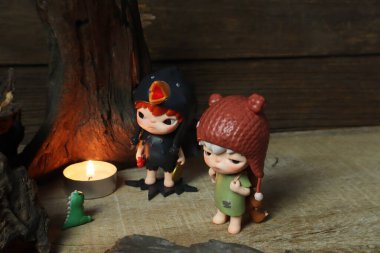 Pop Mart 'tan sanat oyuncakları Hirono koleksiyonu. Yeni tanıtım etkinliği Hirono sırasında Pop Mart bayrak mağazasında mum arka planlı ahşap rafta sevimli oyuncaklar sergileniyor.