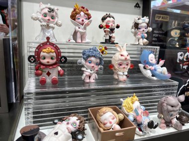 Açılış etkinliği promosyonu sırasında Popmart bayii mağazasında, Çinli sanatçı tasarımcıdan gelen% 100 oranında koleksiyon sergilenmektedir.