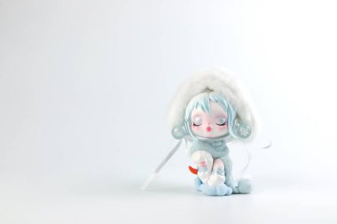 Pop Mart 'tan sanat oyuncakları kafatası panda koleksiyonu. Yeni tanıtım modeli etkinliği sırasında Central World alışveriş merkezindeki Pop Mart mağazasında beyaz rafta sevimli oyuncaklar sergileniyor.