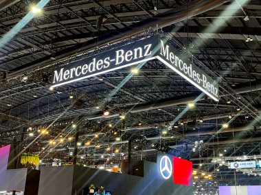 Mercedes Benz markasının lider işareti Bangkok Uluslararası Otomobil Fuarı 20252 'nin tavanında sergilenmektedir. Mercedes Benz' in yeni modelinin tanıtımını gösteren modern lüks tasarım standı bulunmaktadır.