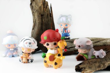 Popmart 'ın yeni sürümü Popmart sınırlı karakter ürünlerinin açılışı sırasında Popmart bayrak mağazasının beyaz rafında sergilenen Pop Mart gizemli kör kutu koleksiyonundan renkli sevimli sanat oyuncağı Dimoo hayvan krallığı koleksiyonu