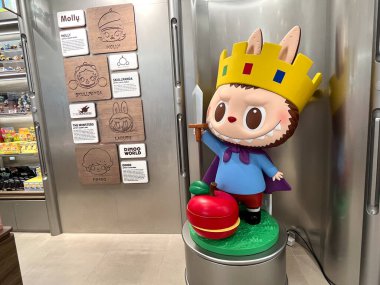 Sanat oyuncakları Labubu figür model koleksiyonu Pop Mart 'tan toplanabilir sevimli oyuncaklar arkaplandaki Pop Mart bayrak mağazasında yeni tanıtım etkinliği labubu macaron bebeği sırasında sergileniyor.