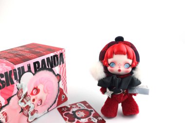 Pop Mart 'tan sanat oyuncakları kafatası panda koleksiyonu. Yeni tanıtım modeli etkinliği sırasında Central World alışveriş merkezindeki Pop Mart mağazasında beyaz rafta sevimli oyuncaklar sergileniyor.