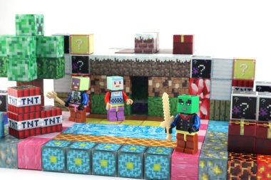 Minecraft manyetik yapı oyuncak blokları, çevrimiçi sanal dünya oyun serisinden beyaz masada birçok çeşit minecraft blokları, magma taşı çim suyu ve sevimli karakterler ile sergilenmektedir.
