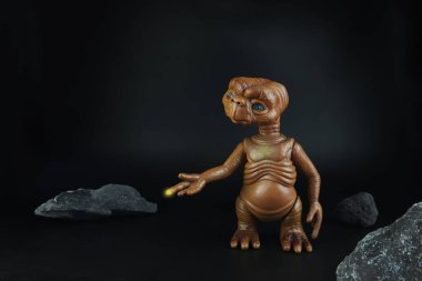E.T. 'deki karakter oyuncağı. Dünya dışı Amerikan bilim kurgu filmi siyah rafta, Hollywood filmleri sırasında oyuncakçıda siyah arkaplan ile sergileniyor.