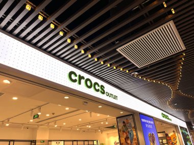Guangzhou Çin 9 Mayıs 2025, Wanguo Outlet 'teki Crocs mağazasının güzel bir işareti. Çok sayıda yeni gelen ve klasik Crocs ayakkabılı sandalet terliği modelleri cazip renkli tasarıma sahip.