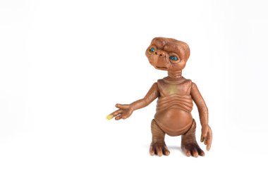 E.T. 'deki karakter oyuncağı. Dünya dışı Amerikan bilim kurgu filmi siyah rafta, Hollywood filmleri sırasında oyuncakçıda siyah arkaplan ile sergileniyor.