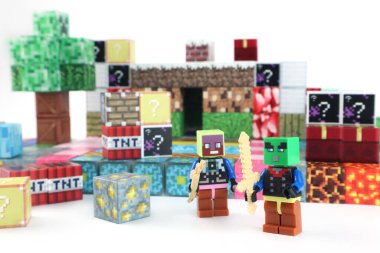 Minecraft manyetik yapı oyuncak blokları, çevrimiçi sanal dünya oyun serisinden beyaz masada birçok çeşit minecraft blokları, magma taşı çim suyu ve sevimli karakterler ile sergilenmektedir.