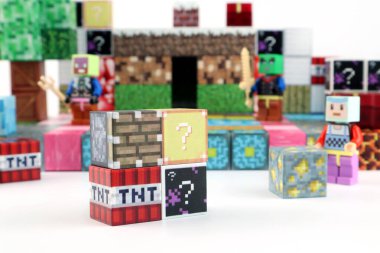 Minecraft manyetik yapı oyuncak blokları, çevrimiçi sanal dünya oyun serisinden beyaz masada birçok çeşit minecraft blokları, magma taşı çim suyu ve sevimli karakterler ile sergilenmektedir.