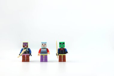 Minecraft karakterleri oyuncak bloklar, çevrimiçi sanal dünya oyun serisi beyaz masa üzerinde birçok çeşit minecraft blokları, tnot magma taşı ahşap çim su ve şirin karakterler ile görüntülenir