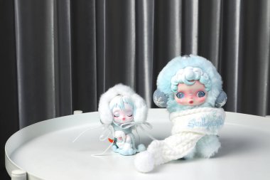 Pop Mart 'tan sanat oyuncakları kafatası panda koleksiyonu. Yeni tanıtım modeli etkinliği sırasında Central World alışveriş merkezindeki Pop Mart mağazasında beyaz rafta sevimli oyuncaklar sergileniyor.