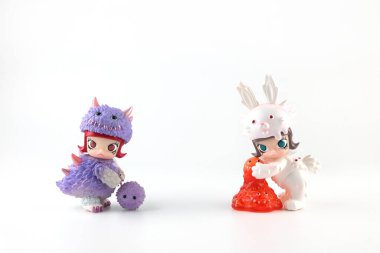 Pop Mart 'tan alınmış sevimli sanat oyuncakları Molly x Instinctoy koleksiyonu. Yeni tanıtım etkinliği sırasında Central World mağazasındaki beyaz rafta toplanabilir sevimli oyuncaklar sergileniyor.