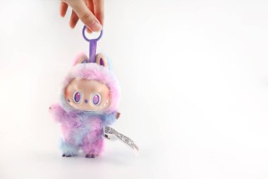 Sanat oyuncakları Labubu anahtarlık koleksiyonu Pop Mart 'ın kör kutusundan toplanabilir sevimli oyuncaklar yeni tanıtım etkinliği labubu macaron bebek sırasında Pop Mart bayrak mağazasının beyaz raf arka planında sergilenir