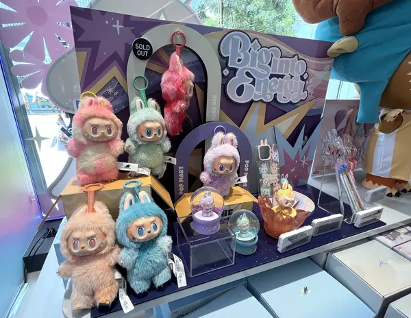 Sanat oyuncakları Labubu anahtarlık koleksiyonu Pop Mart 'ın kör kutusundan toplanabilir sevimli oyuncaklar Pop Mart bayrak mağazasının beyaz raf arka planında satılan labubu macaron bebek etkinliği sırasında sergilenir. 