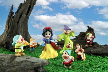Sanat oyuncakları Cinderella ve Pop Mart 'tan yedi cüce koleksiyonu. Yeni tanıtım etkinliği sırasında Pop Mart mağazasında çimen mavisi gökyüzü arka planında toplanabilir sevimli oyuncaklar sergileniyor.