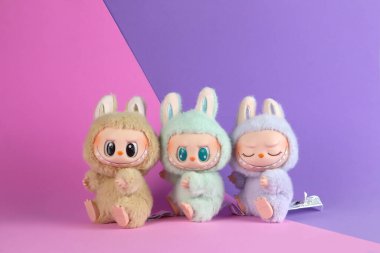 Sanat oyuncakları Labubu anahtarlık koleksiyonu Pop Mart 'ın kör kutusundan toplanabilir sevimli oyuncaklar Pop Mart bayrak mağazasının arka planında yeni tanıtım etkinliği labubu macaron bebeği sırasında sergileniyor.