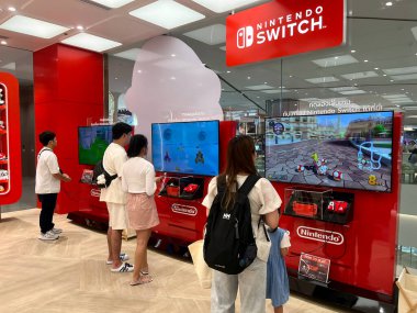 Nintendo Authorated game in Nintendo Authorted store by Synnex in Siam Paragon AVM, Tayland 'da oyun dolu mağaza, karakter oyuncakları, oyun aksesuarları, Nintendo anahtar 2