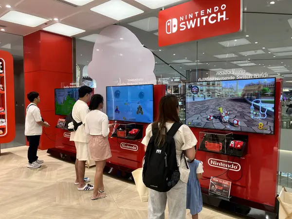 Nintendo Authorated game in Nintendo Authorted store by Synnex in Siam Paragon AVM, Tayland 'da oyun dolu mağaza, karakter oyuncakları, oyun aksesuarları, Nintendo anahtar 2