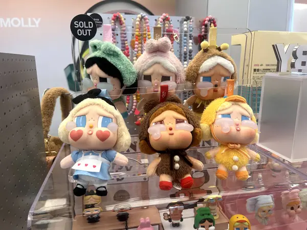 Şirin sanat oyuncağı sulugöz Alice, Pop Mart 'tan alınmış anahtarlık koleksiyonunda satıldı. Koleksiyon kutusundan toplanabilir şirin oyuncaklar raflarda sergileniyor. Pop Mart' ta piyasaya sürülürken bir paket Popmart ile birlikte.