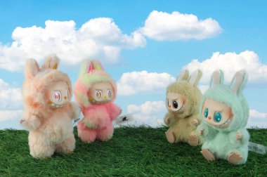 Sanat oyuncakları Labubu anahtarlık koleksiyonu Pop Mart 'ın kör kutusundan toplanabilir sevimli oyuncaklar Pop Mart bayrak mağazasındaki çim ve gökyüzü raflarında sergileniyor yeni tanıtım etkinliği labubu enerji büyük