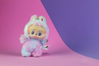 Sanat oyuncakları Labubu anahtarlık koleksiyonu Pop Mart 'ın kör kutusundan toplanabilir sevimli oyuncaklar Pop Mart bayrak mağazasının arka planında yeni tanıtım etkinliği labubu macaron bebeği sırasında sergileniyor.