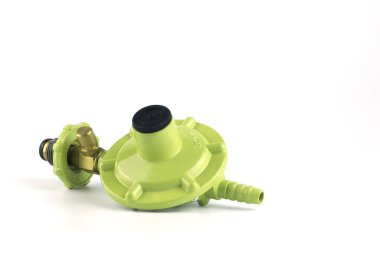 Yeşil lp gaz regülatörü ya da propan gazı regülatör güvenlik valfi beyaz arka planda izole edilir, valf kontrolü ilk olarak evde gaz sızıntısını korur mutfakta yemek pişirirken gaz sızıntısı gaz sızıntısını önler.