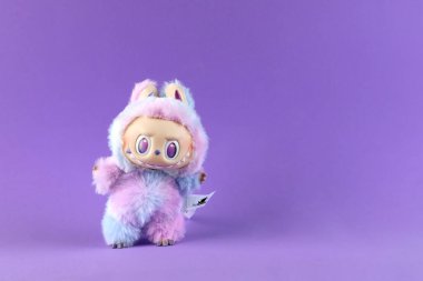 Sanat oyuncakları Labubu anahtarlık koleksiyonu Pop Mart 'ın kör kutusundan toplanabilir sevimli oyuncaklar Pop Mart bayrak mağazasının arka planında yeni tanıtım etkinliği labubu macaron bebeği sırasında sergileniyor.