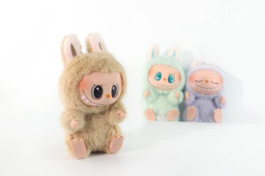 Sanat oyuncakları Labubu anahtarlık koleksiyonu Pop Mart 'ın kör kutusundan toplanabilir sevimli oyuncaklar yeni tanıtım etkinliği labubu macaron bebek sırasında Pop Mart bayrak mağazasının beyaz raf arka planında sergilenir