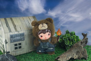 Pop Mart 'tan ayı kostümü koleksiyonunda sanat oyuncakları. Yeni piyasaya sürülen ayı toplama etkinliği sırasında beyaz raflarda sevimli oyuncaklar sergileniyor.