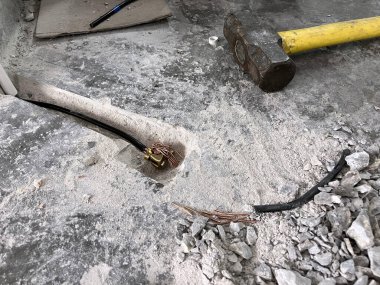 Toprak kablosu, toprak kablosu, toprak kablosu kurma süreci, genellikle mükemmel iletkenlik nedeniyle bakırdan yapılır. İnşaat evindeki toprağa güvenli bir şekilde fazla elektriği yönlendirir.