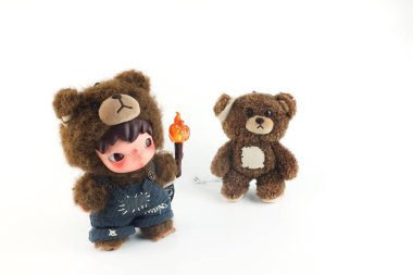 Pop Mart 'tan ayı kostümü koleksiyonunda sanat oyuncakları. Yeni piyasaya sürülen ayı toplama etkinliği sırasında beyaz raflarda sevimli oyuncaklar sergileniyor.