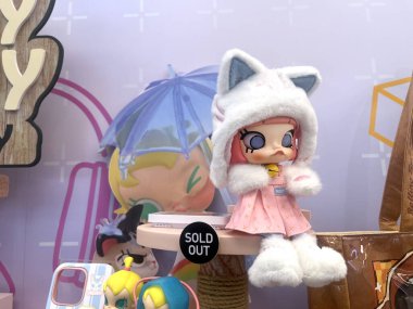 Pop Mart 'tan alınmış sevimli sanat oyuncakları Molly koleksiyonu. Yeni tanıtım etkinliği sırasında Central World mağazasındaki Pop Mart mağazasında sarı rafta sevimli oyuncaklar sergileniyor. 