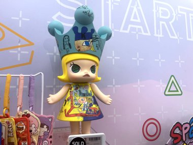 Pop Mart 'tan alınmış sevimli sanat oyuncakları Molly koleksiyonu. Yeni tanıtım etkinliği sırasında Central World mağazasındaki Pop Mart mağazasında sarı rafta sevimli oyuncaklar sergileniyor. 