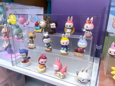 Şirin gizemli kutu ya da Pop Mart 'ın sevimli karakteri Labubu' nun kör kutusu. Canavarlar serileri, Noel labubu promosyon sanat oyuncağı etkinliği modeli sırasında Popmart 'taki güzel beyaz raflarda sergileniyor.