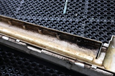 Sıcak yaz boyunca yatak odasındaki yüksek basınçlı elektrikli su pompası ile kirli toz temizleme ve yıkama işlemi, küf, fan, toz, mukus, bakteri, balçık, sağlık hizmetleri