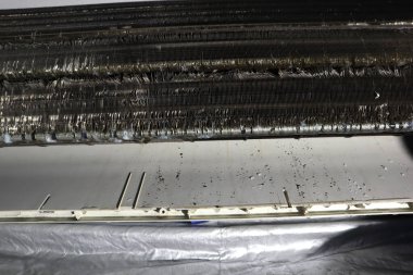 Sıcak yaz boyunca yatak odasındaki yüksek basınçlı elektrikli su pompasıyla kirli toz temizleme ve yıkama işlemi, küf tozu fan tozu balçık bakterisi balçık temizleme suyu pompası