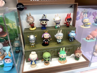 Şirin gizemli kutu ya da Pop Mart 'ın sevimli karakteri Labubu' nun kör kutusu. Canavarlar serileri, Noel labubu promosyon sanat oyuncağı etkinliği modeli sırasında Popmart 'taki güzel beyaz raflarda sergileniyor.