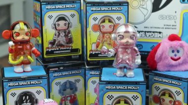 Pop Mart 'ın kör kutusundan toplanan büyük boy Molly koleksiyonu beyaz masadaki çocukların şirin oyuncak kutuları ve gri arka planda güzel bir popmart tasarım kutusu ve kartları.