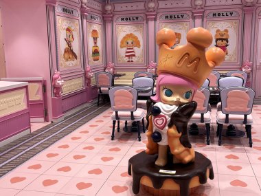 Popmart 'ın şirin popüler karakteri Molly. Popmart mağazasının arka planındaki kafede koleksiyonluk kör kutu görüntüsü. Pembe şirin tasarım, sanat oyuncağı labubu hirono bebeğinin yeni dönüm noktası.