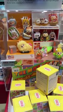 Şirin gizemli kutu ya da Pop Mart 'ın sevimli karakteri Labubu' nun kör kutusu. Canavarlar serileri, yeni açılan mağaza labubu promosyon oyuncağı hediye etkinliği sırasında Popmart 'taki şirin raflarda sergileniyor.